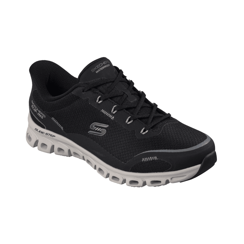 Svart Skechers slip-in damsneaker sedd snett framifrån, visar snörning och den ventilerande ovandelen