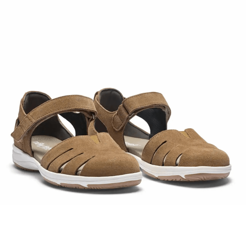Ett par bruna New Feet damsandaler i nubuck med stängd tå och kardborreband, fotograferade snett framifrån