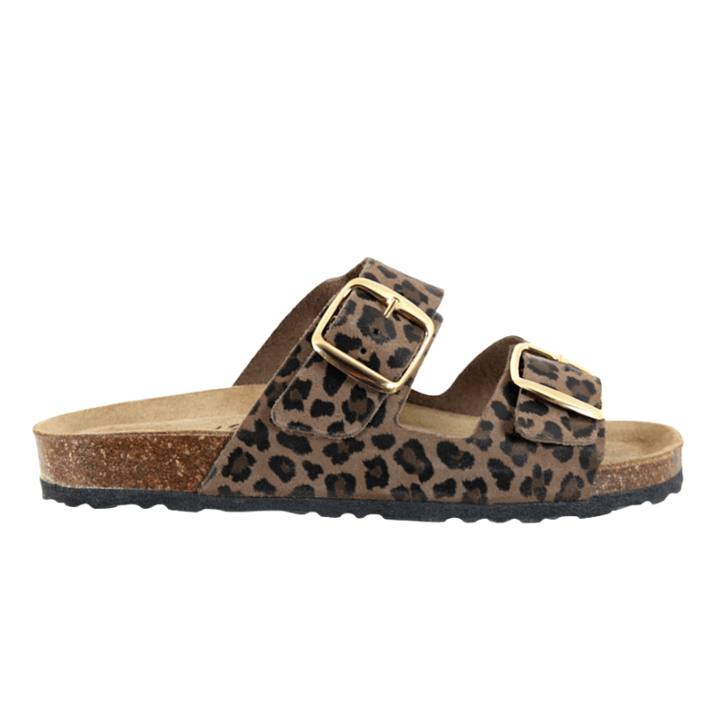 Relaxshoe damtoffel med leopardmönster och två justerbara remmar med guldfärgade spännen, sedd från sidan