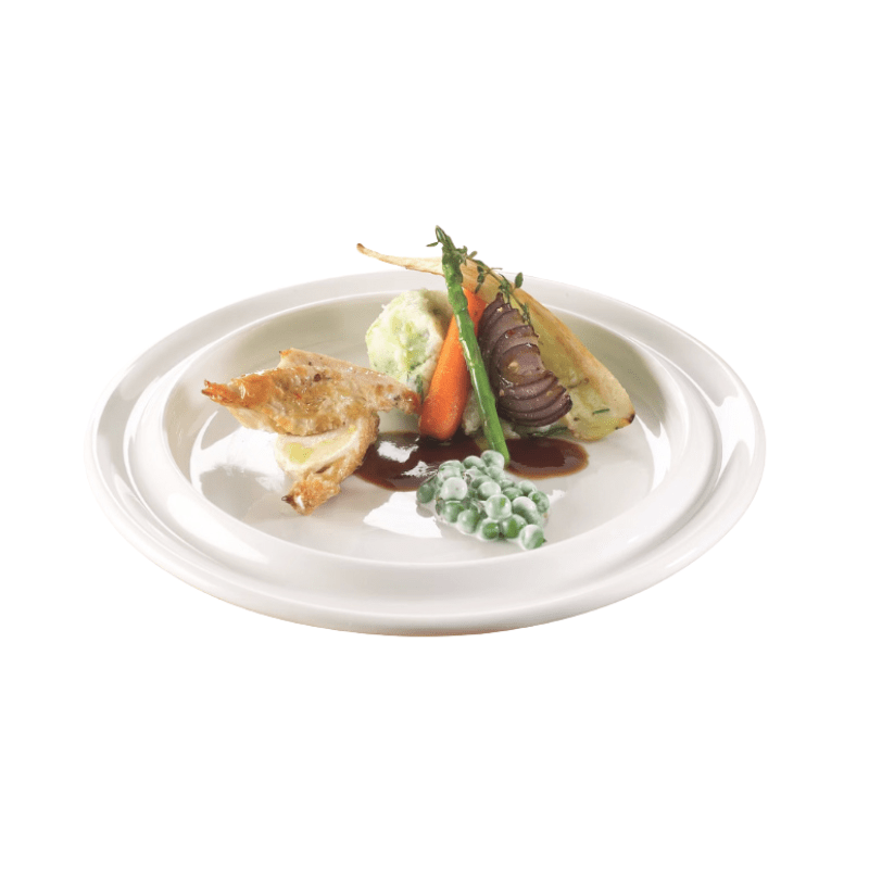 Vit tallrik med hög kant fylld med kyckling, grönsaker och sås, visar hur den håller maten på plats