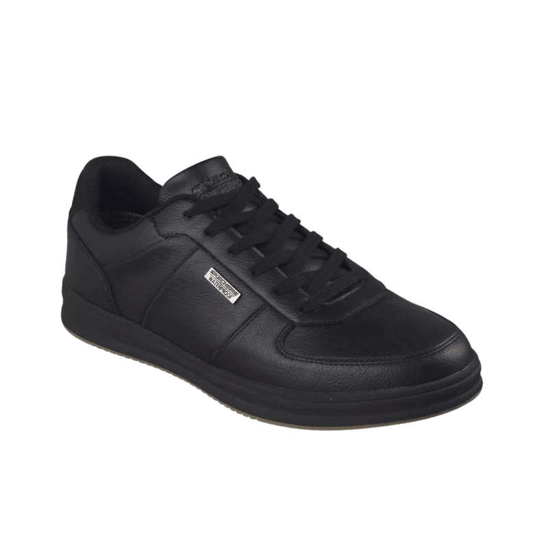 Skechers svart vattentålig herrsneaker, vinklad framifrån, med synlig "WATERPROOF"-etikett