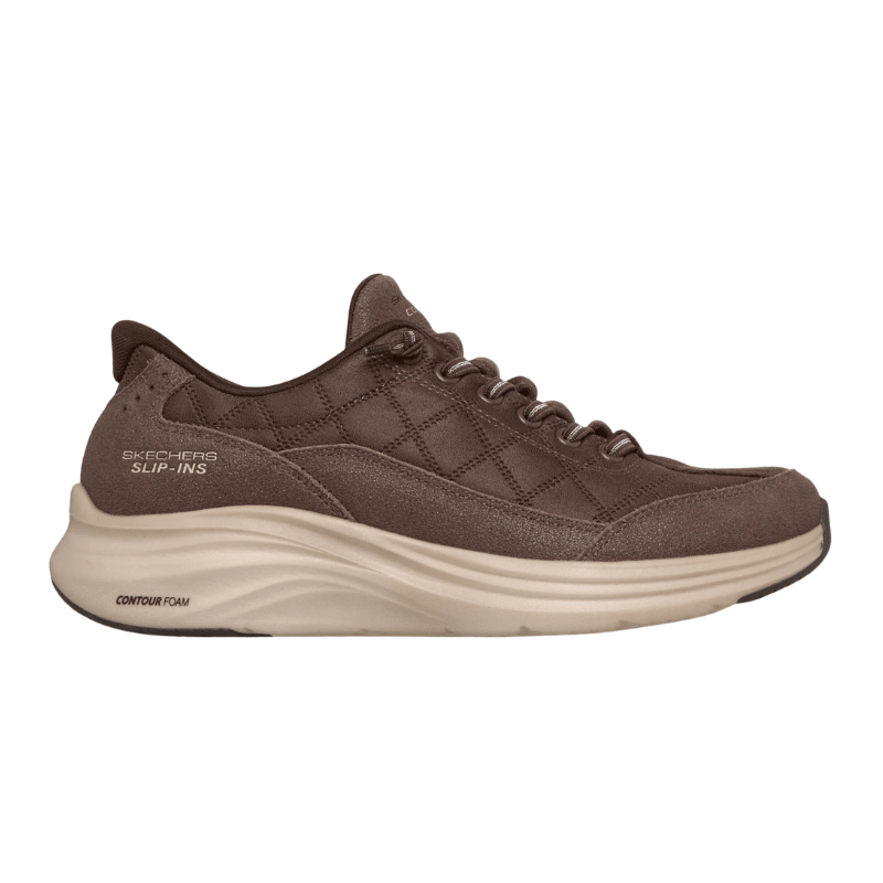 Brun Skechers slip-in damsneaker från sidan med quiltat material och ljus sula, text på sidan