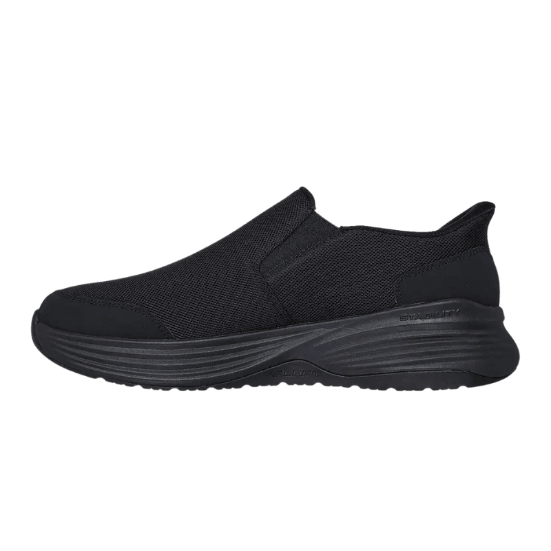 Svart Skechers slip-in herrsko i sidoprofil med stabil sula och diskret logga
