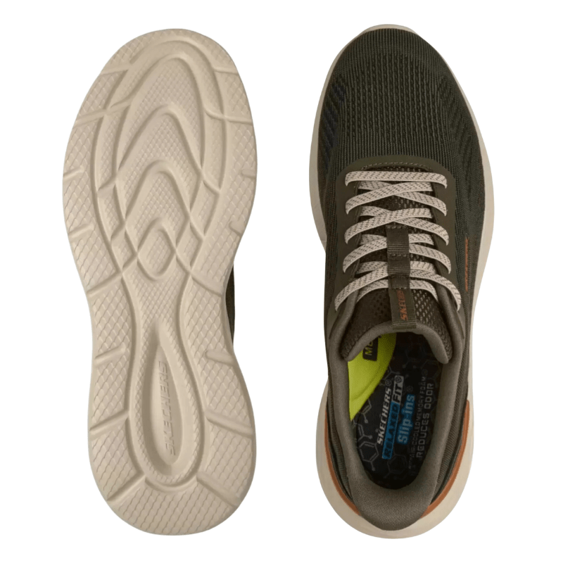 Ett par olivgröna Skechers slip-in herrskor, en sedd uppifrån med innersula och en sedd underifrån med mönstrad sula
