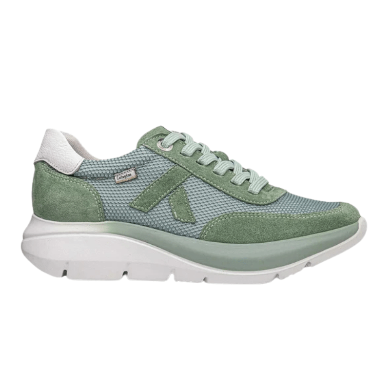 Grön CallagHan damsneaker i mocka och mesh, med vita detaljer och tjock sula, sedd från sidan