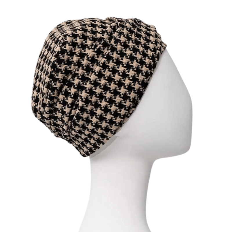 Lea turban i svart och beige mönster på skyltdocka, sedd från höger sida med volym