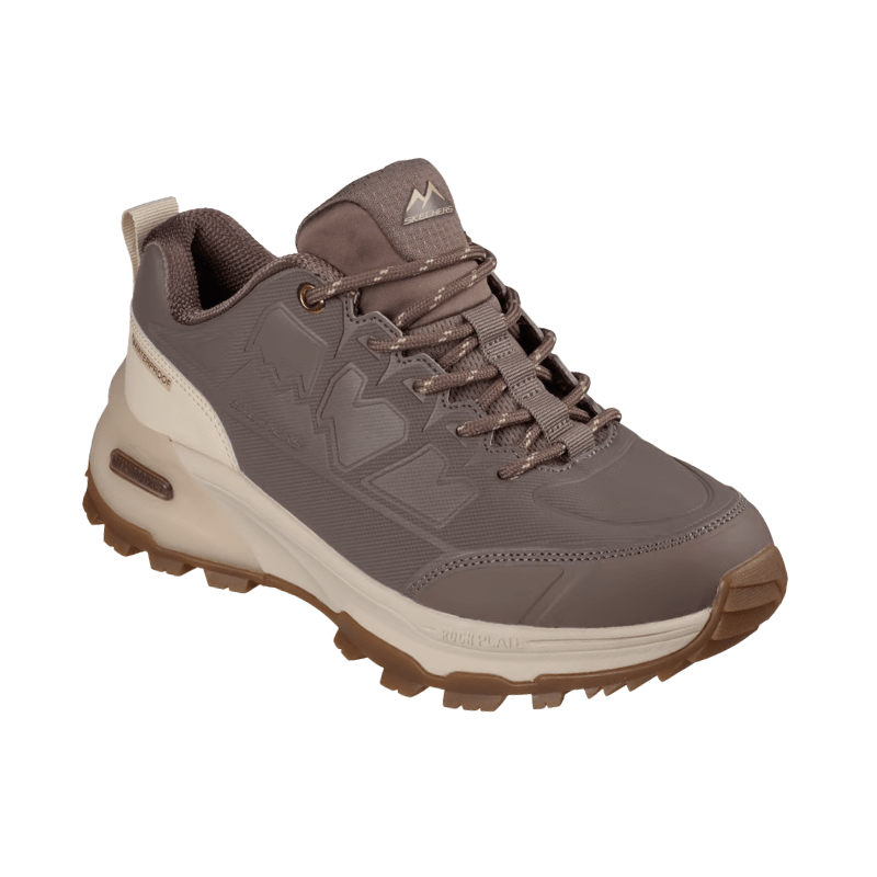 Brun vattentät Skechers damsneaker i mocka, sedd snett framifrån med elastiska snören och robust design