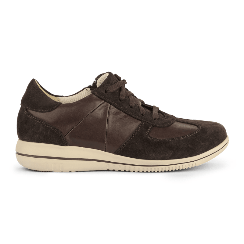 Mörkbrun Green Comfort Leaf damsneaker i läder och mocka, sedd från sidan med snörning och ljus sula