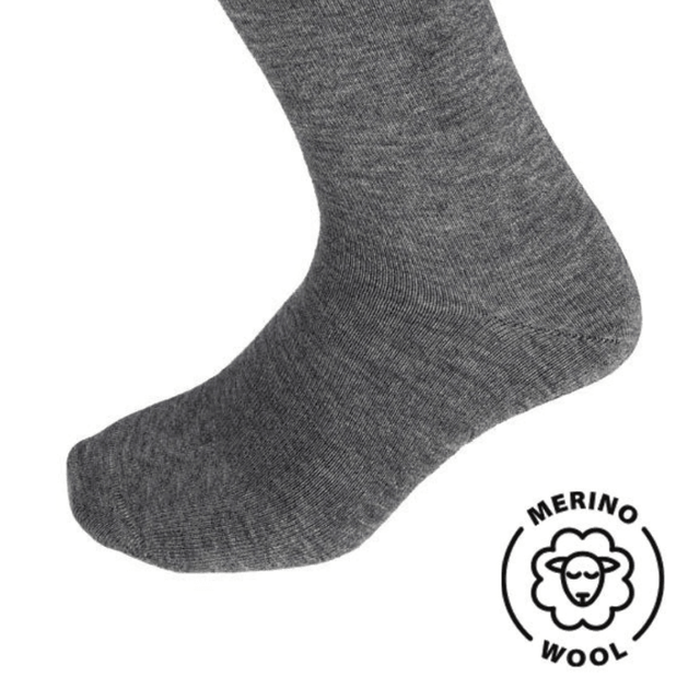 Nærbillede af grå diabetesstrømpe i merinould med sømløs tå og 'Merino Wool' logo