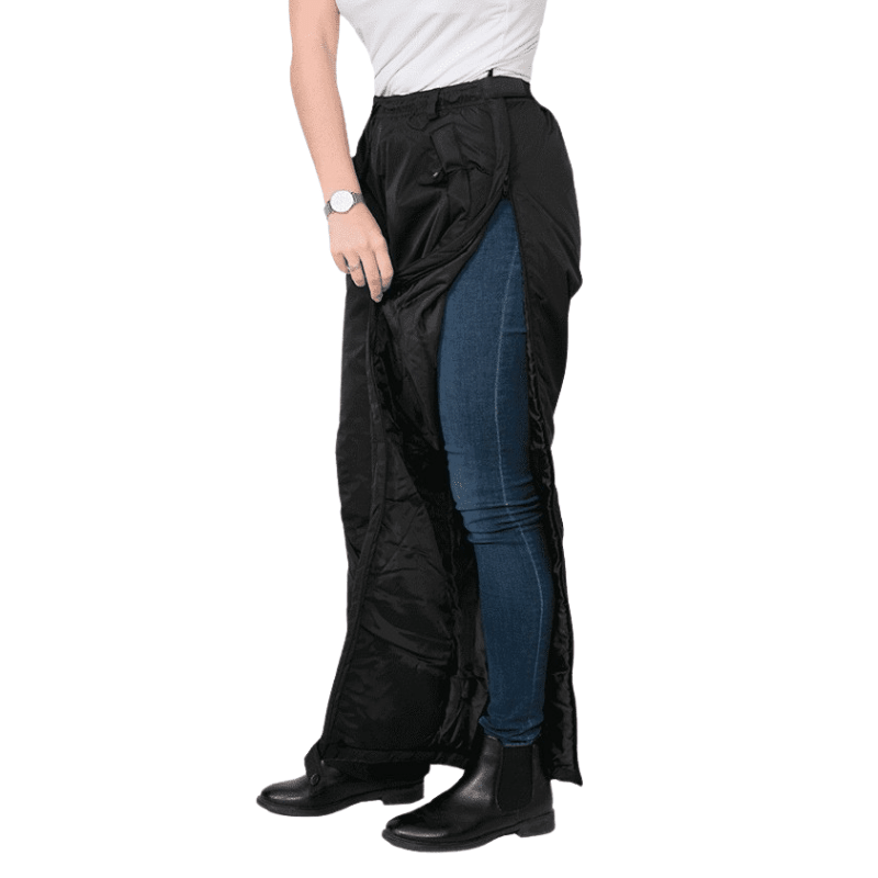 Dobsom termobyxor i svart, sedda från sidan, med öppen dragkedja som visar jeans under