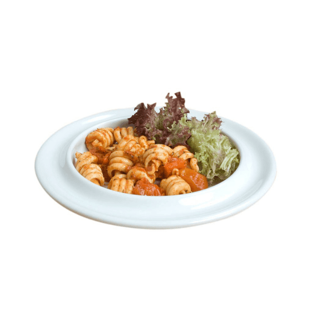 Vit porslinstallrik med hög kurvad innerkant fylld med pasta i tomatsås och sallad