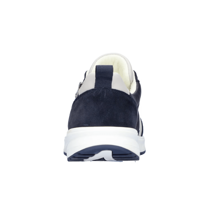Bagfra ses en mørkeblå Waldläufer herresneaker med hvid sål og lille strop