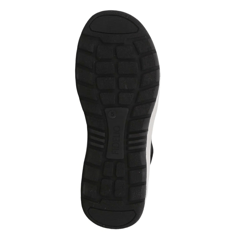 Undersidan av Fidelio damsneaker med svart mönstrad yttersula och Fidelio-logotyp, för bra grepp