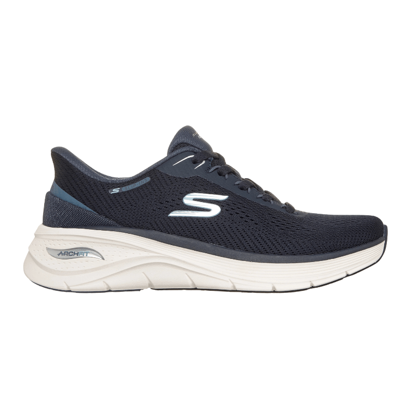 Marinblå Skechers slip-in damsneaker med meshovandel och ljus sula, sedd från sidan med Arch Fit-logga