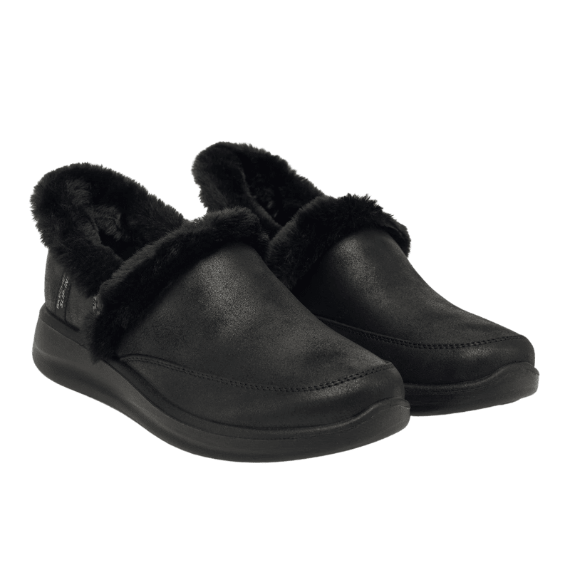 Ett par svarta Skechers slip-in damtofflor med fuskpälsdetaljer, fotograferade snett framifrån