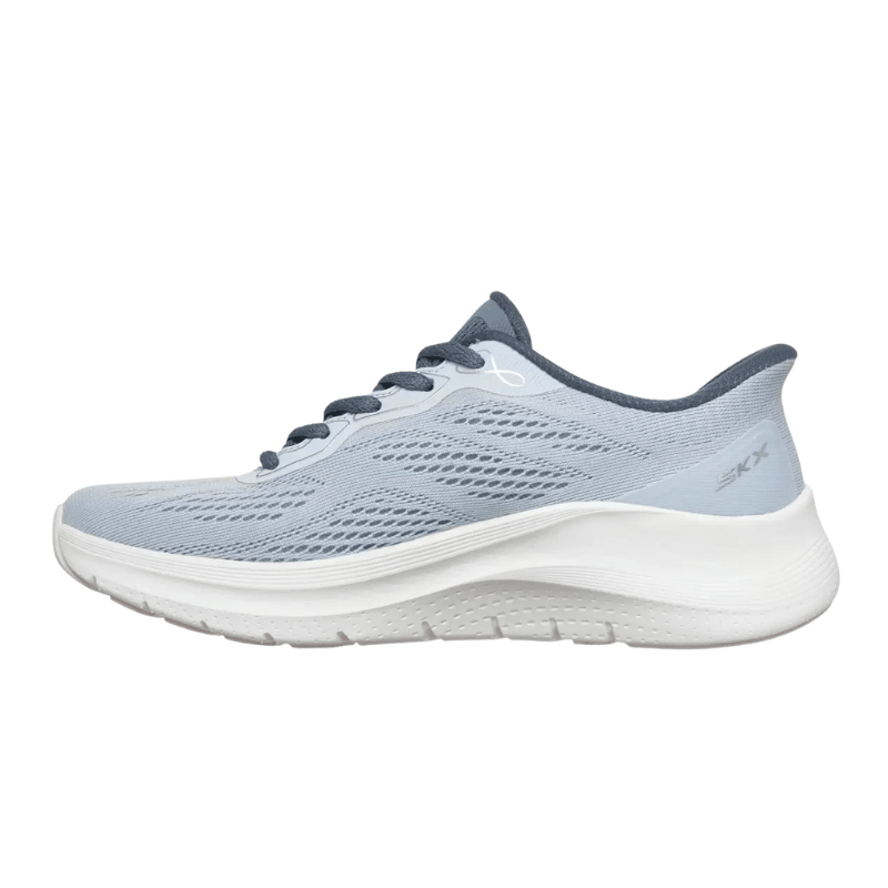 Höger sida av en grå Skechers slip-in damsneaker i mesh med vita sulor och SKX-märke på hälen