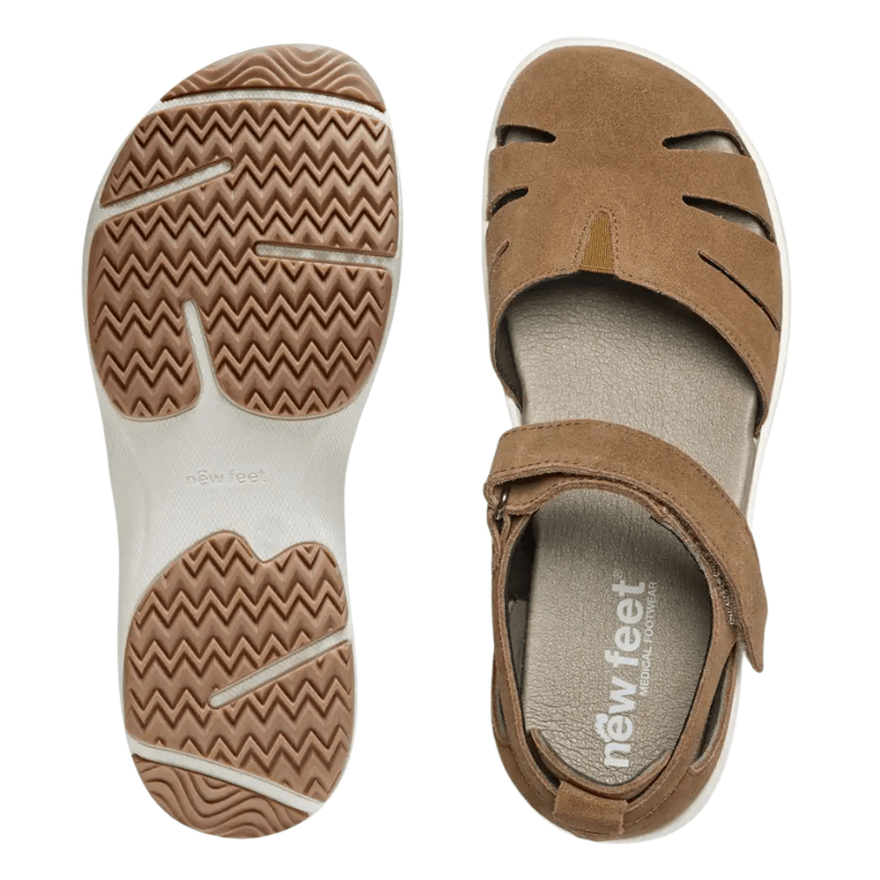 En brun New Feet damsandal sedd uppifrån med innersulan synlig, bredvid en sandal sedd underifrån med yttersulans mönster