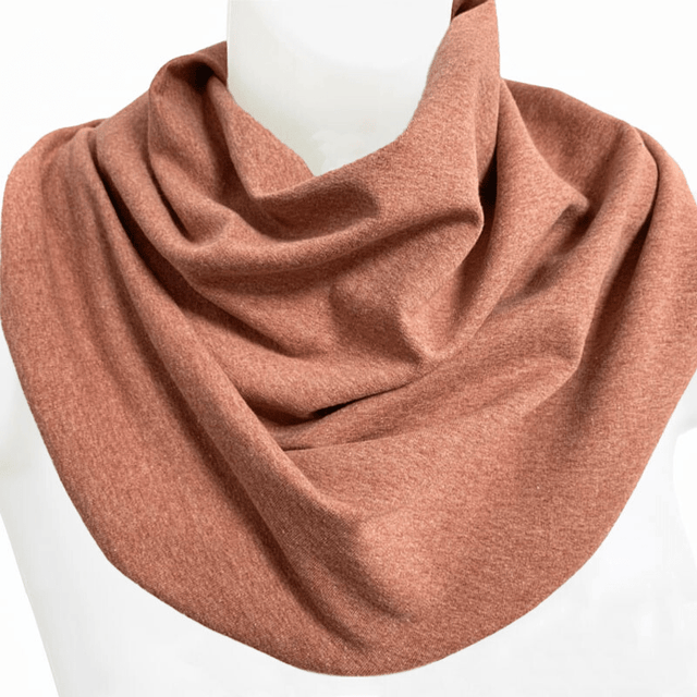 Honni scarf / haklapp i terrakottafärg, elegant draperad på en skyltdocka framifrån