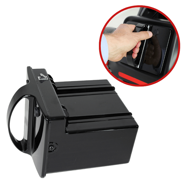 Närbild på Zeno2 elrullstols svarta batteri, med en hand som tar ut det ur stolen
