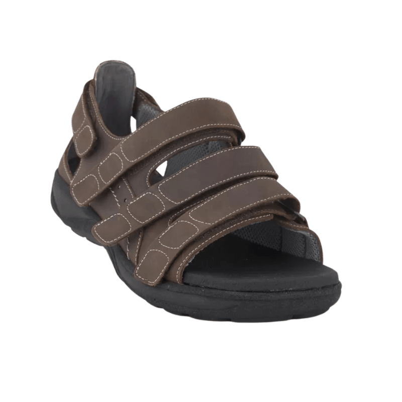 New Feet brun herrsandal i skinn, sedd snett framifrån som visar de tre kardborrebanden