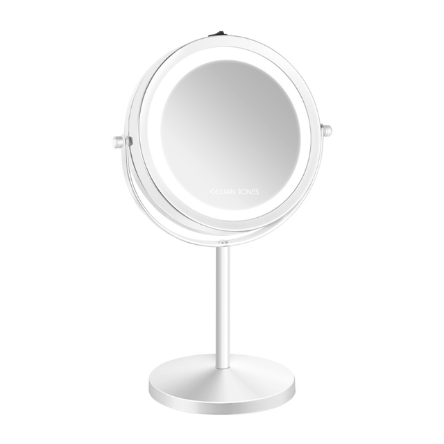 Hvidt Gillian Jones makeup-spejl med LED-lys tændt, set forfra med 1x forstørrelse