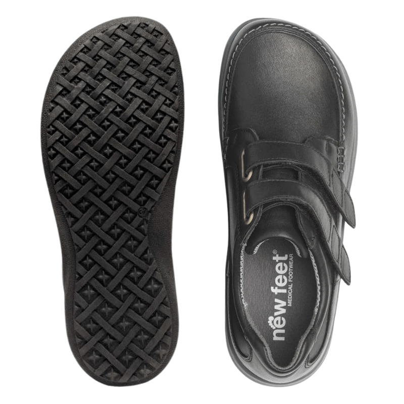 En New Feet damsko sedd uppifrån med synlig innersula och en skosula bredvid med mönster