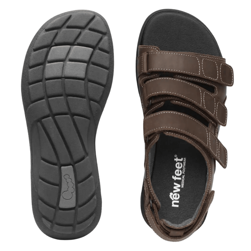 En brun New Feet herrsandal uppifrån med logotyp på innersulan och en separat sula med halkskyddsmönster