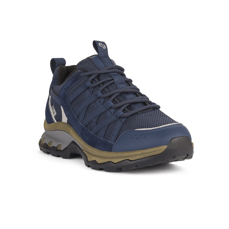 Mörkblå Green Comfort outdoor damsneaker sedd snett framifrån, med snörning och robust sula