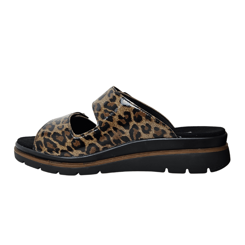 Leopardprintet dameslipper med to brede velcroremme og sort sål set fra siden