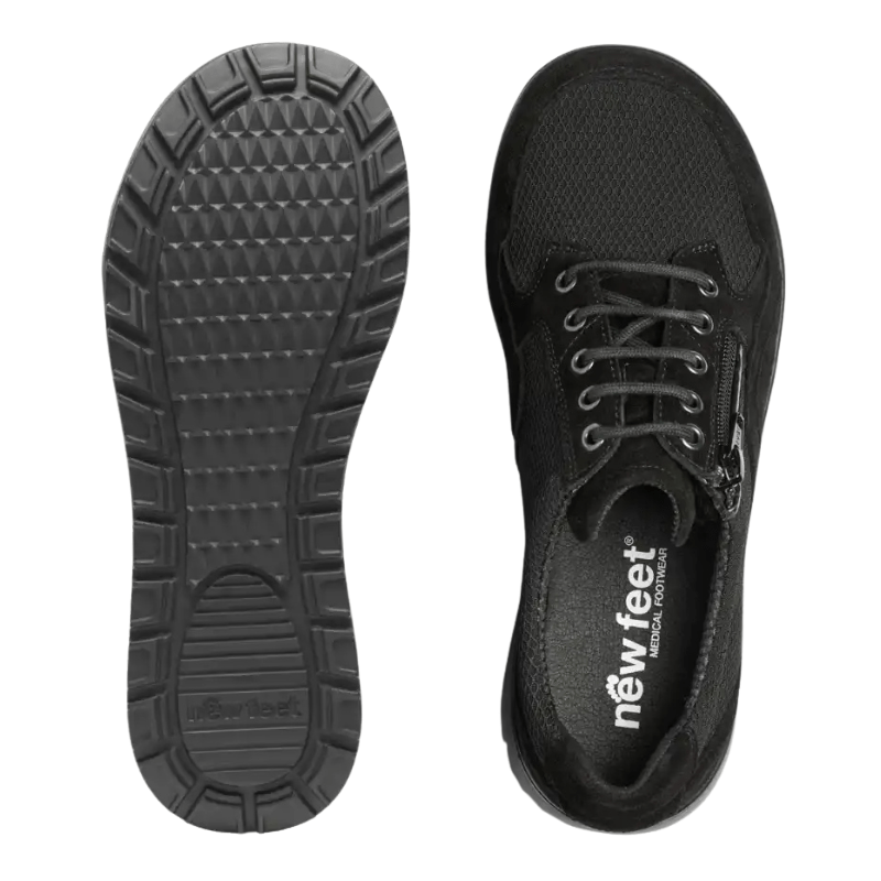 Svart New Feet damsko sedd ovanifrån med innersula, och den mönstrade yttersulan bredvid