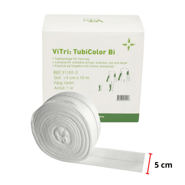 Vit tubbandage på en 10-metersrulle med 5 cm bredd, framför en produktförpackning med användningsillustrationer