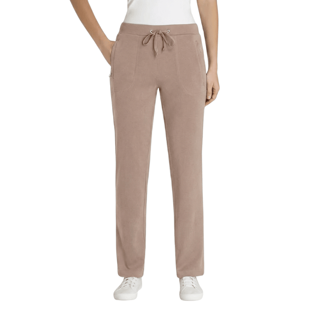 En kvinna bär bekväma sandfärgade Hajo sweatpants med dragsko och fickor, sedd framifrån