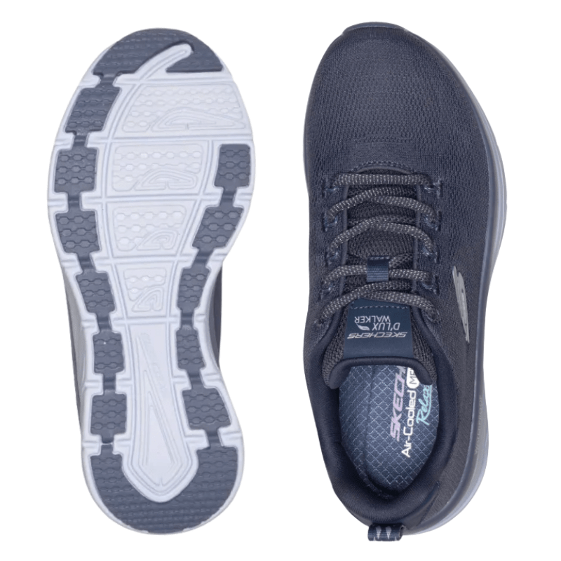 En duvblå Skechers damsneaker uppifrån med innersula och den andra skon med undersidan av sulan