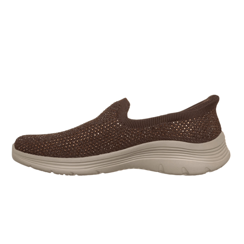 Brun Skechers slip-in damsneaker i stickat stretchmaterial, sedd från sidan med beige sula