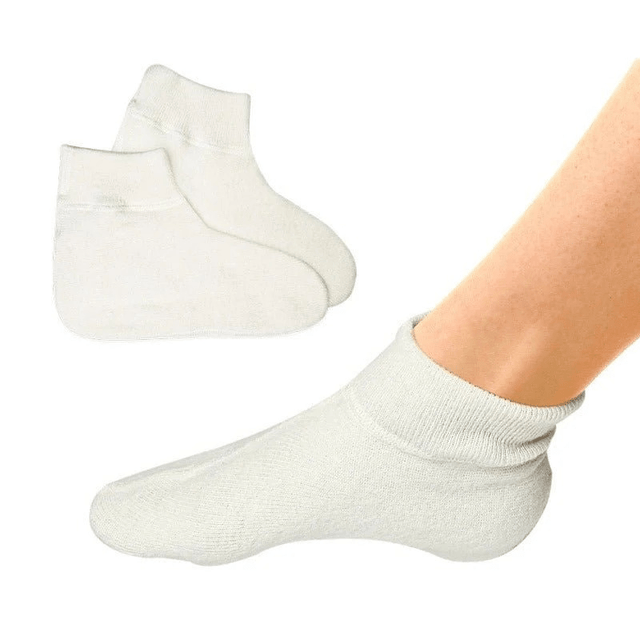 Benvita angora nattsockor på en fot, sedda från sidan, med en extra socka bakom