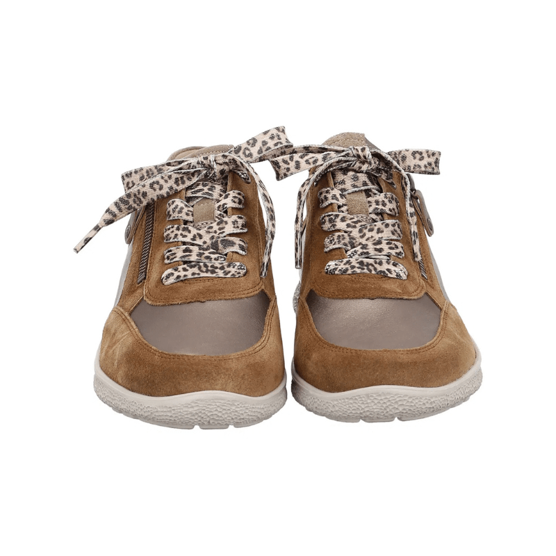 Ett par bruna Hartjes damsneakers med bronsdetaljer och leopardmönstrade skosnören, sedda framifrån