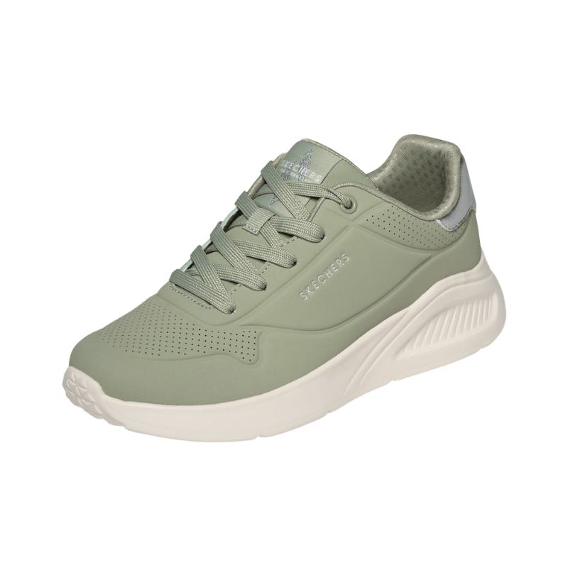 Grön Skechers damsneaker snett framifrån som visar snörningen och den ventilerande ovandelen