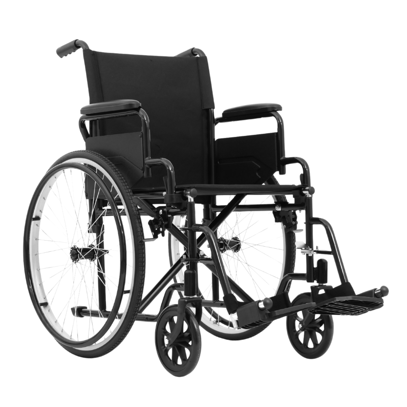 Svart lättviktsrullstol med quick release-hjul, sedd snett framifrån med fotstöd och armstöd