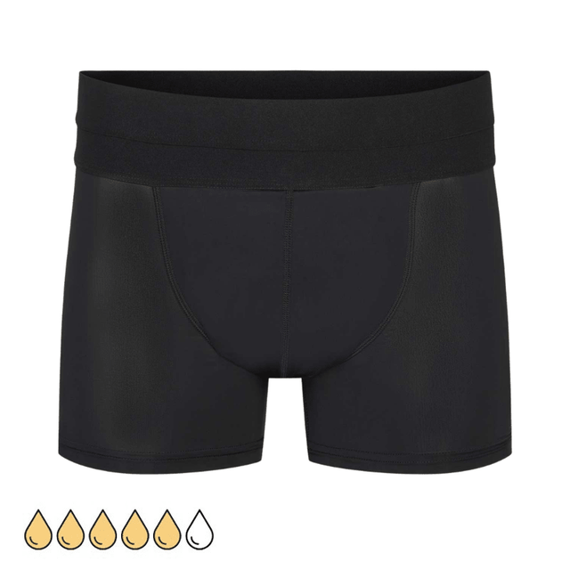 Svarta boxershorts för inkontinens för män, sedda framifrån med bred resår i midjan