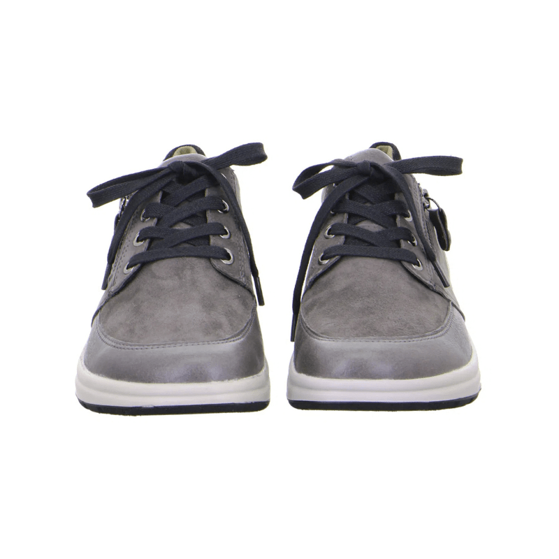 Ett par grå Fidelio damsneakers med svarta snören, sedda rakt framifrån