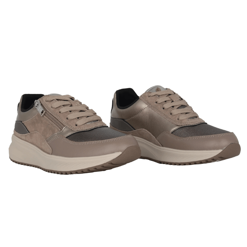 Två beige Waldläufer damsneakers med snörning och dragkedja, sedda snett framifrån