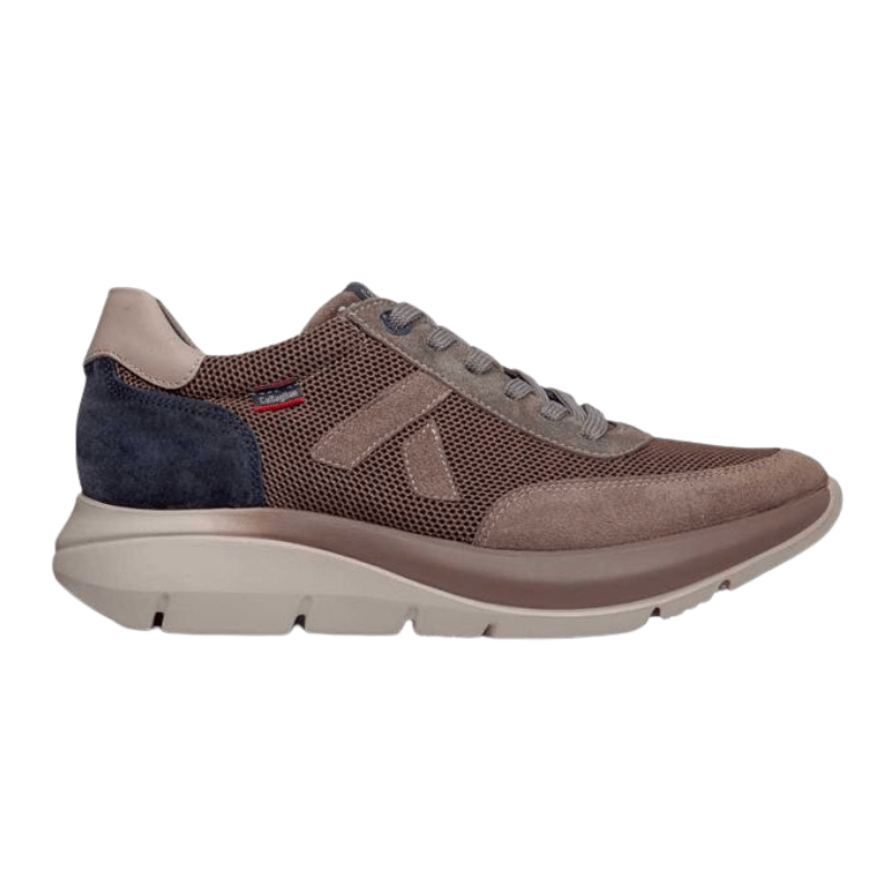 Brun CallagHan herresneaker i ruskind og mesh, set fra siden med snørebånd og lys sål