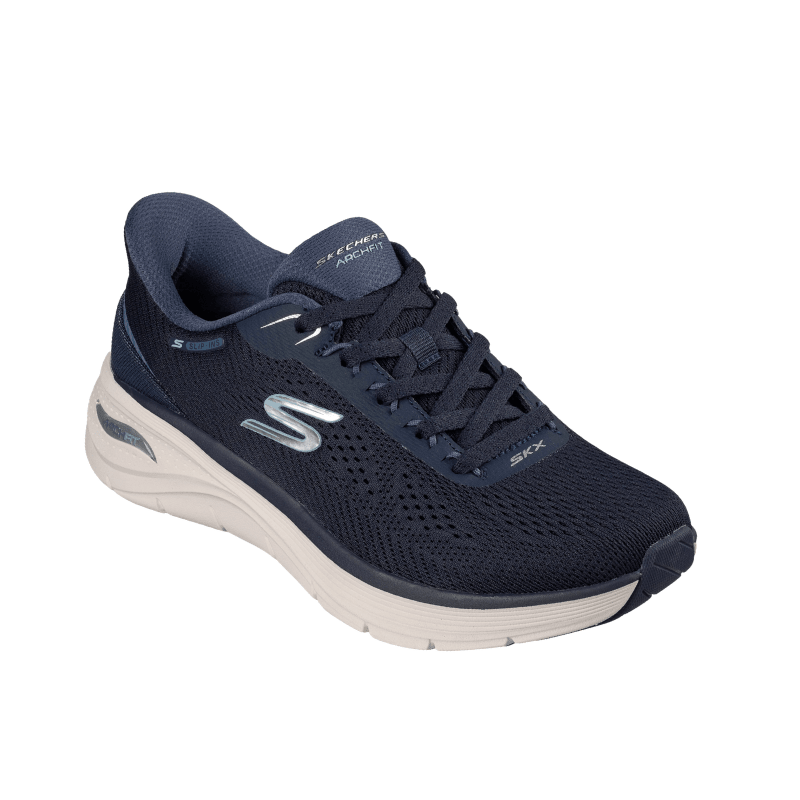 Skechers slip-in damsneaker i marinblått, sedd snett framifrån med snören och Arch Fit-detaljer
