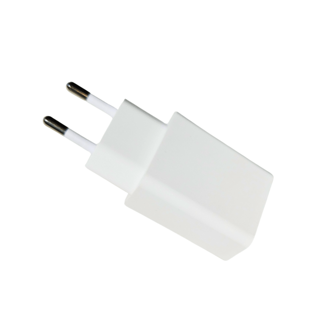 Hvid USB vægoplader med to metalstik, set skråt forfra på hvid baggrund