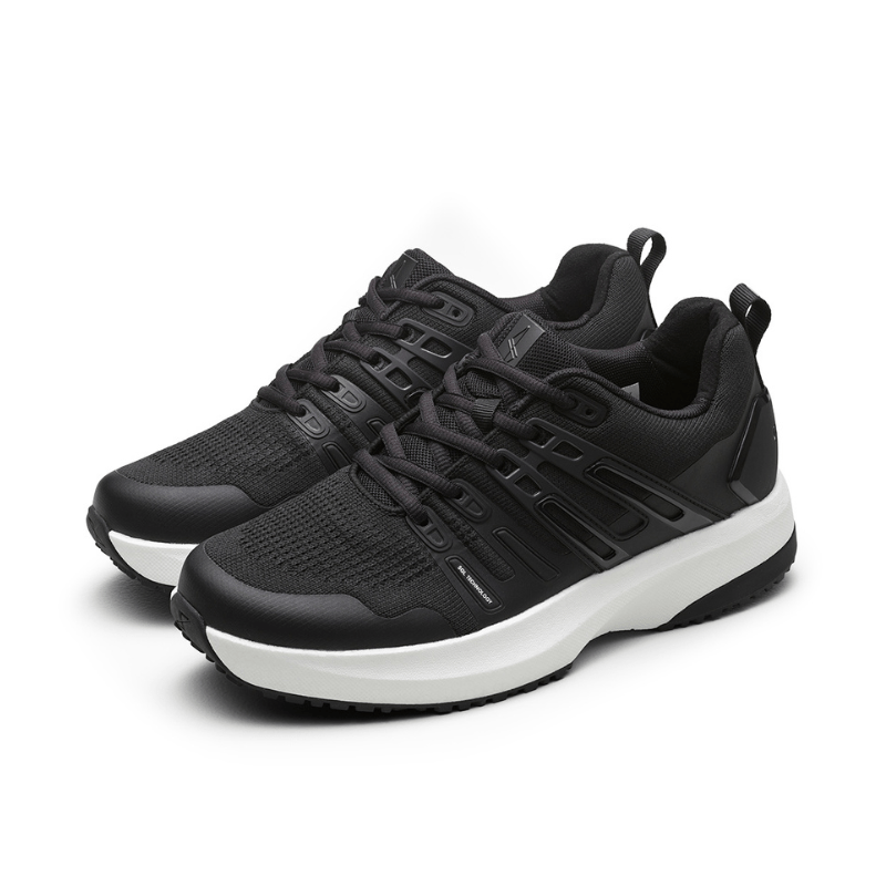 Et par sorte Gaitline Nova Lite herresneakers set skråt forfra med hvide såler