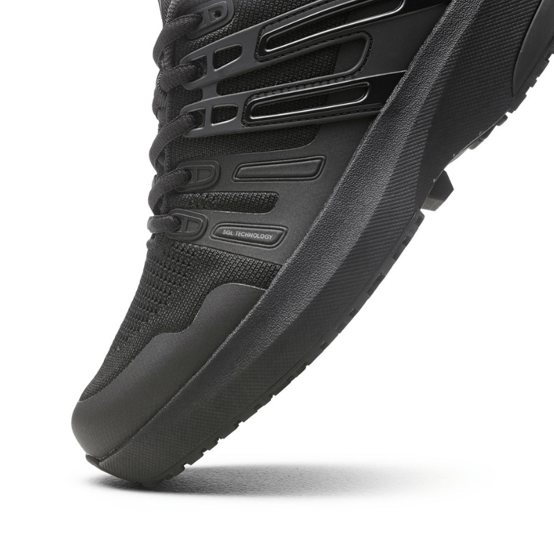 Närbild på tån och snörningen av en svart Gaitline Advance Lite herrsneaker med stickat material