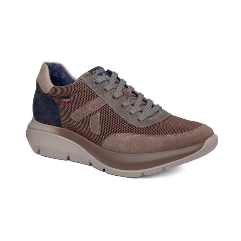 CallagHan herresneaker i brun ruskind og mesh, set skråt forfra med snørebånd og mørkeblå detalje