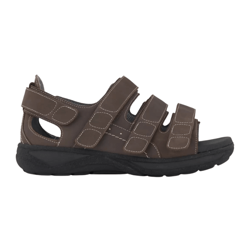 Brun New Feet herrsandal i kalvskinn, sedd från sidan med tre justerbara kardborreband och hälkappa