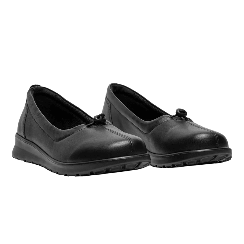 Ett par svarta New Feet ballerinaskor i läder, sedda snett framifrån med elastisk detalj