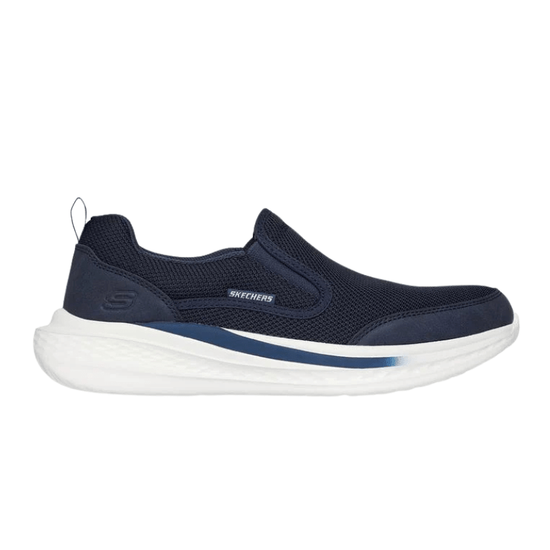 Marinblå Skechers slip-in herrsko i mesh från sidan, med vit sula och blå detalj